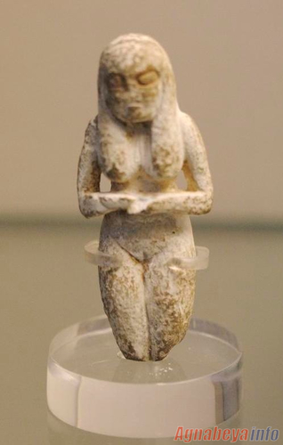 Небольшая статуя женщины эпохи Бадари
