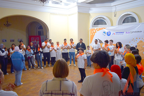 Юный Карим исполняет песню на форуме МОФЕЙ, автор фото Лилия Атваан